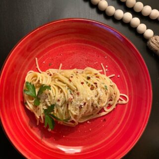 Spaghetti aglio e olio for dinner tonight...!! The dish is made by lightly sautéing sliced garlic in lots of olive oil. Sprinkle some  dried red chili flakes and  toss in the boiled spaghetti. Garnish it with finely chopped Italian parsley and ta-da, dinner is ready 😋.
.
.
.
#spagetti #spagettiaglioolio #italiandinner #fancydinner #fridayvibes #weekendvibes